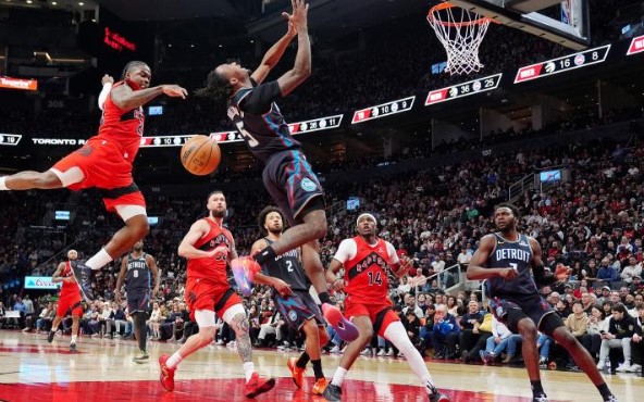 世界杯直播:镜报报曼城夺冠时，赖斯、加布、萨利巴和卡拉菲奥里默默移开视线